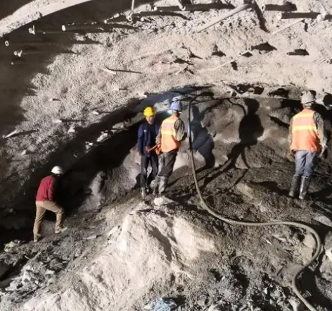 芙蓉拱顶带模注浆料的施工流程及注意事项